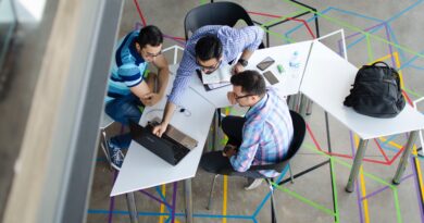 Männer arbeiten zusammen mit laptop