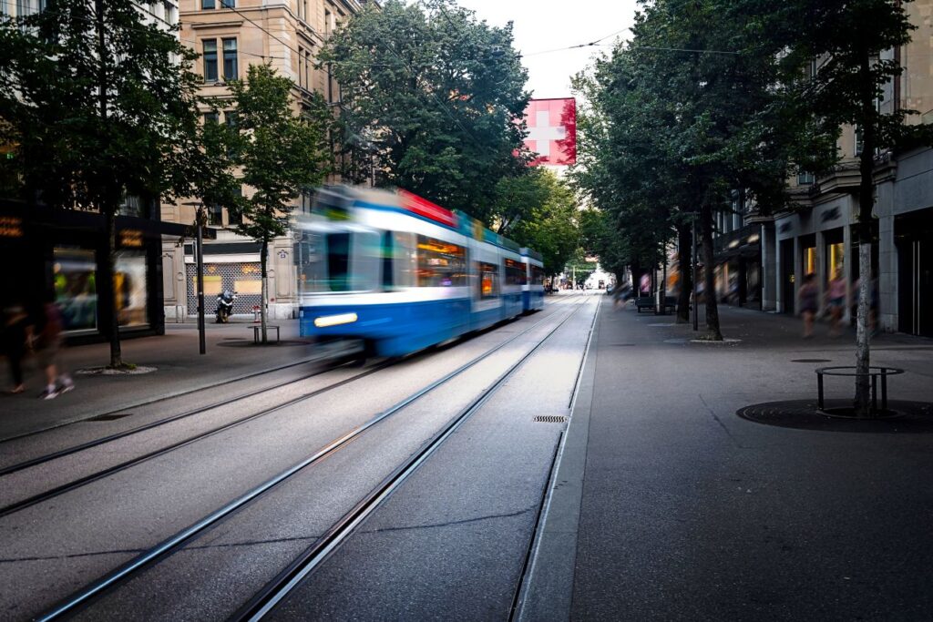 Ein blaues Tram auf den Straßen von Zürich – Vorfahrt beachten in der Verkehrskunde