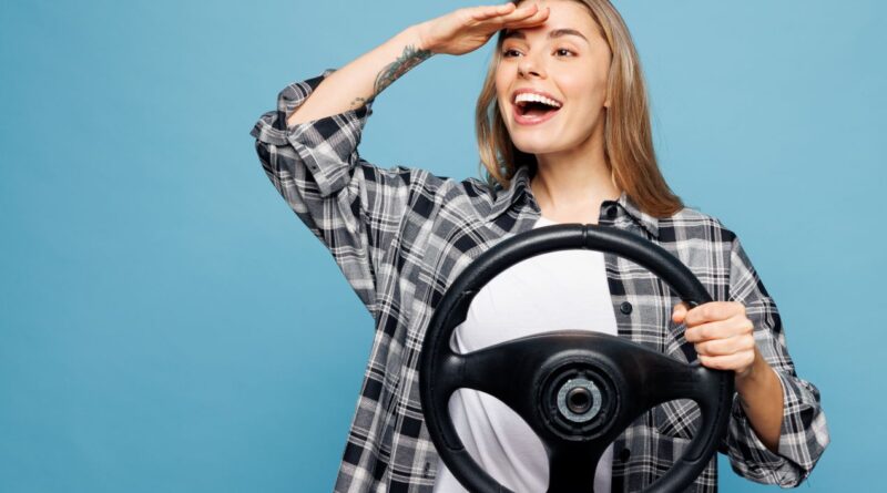 Frau mit Lenkrad vor blauem Hintergrund – Tipps zur Verkehrskunde in Zürich